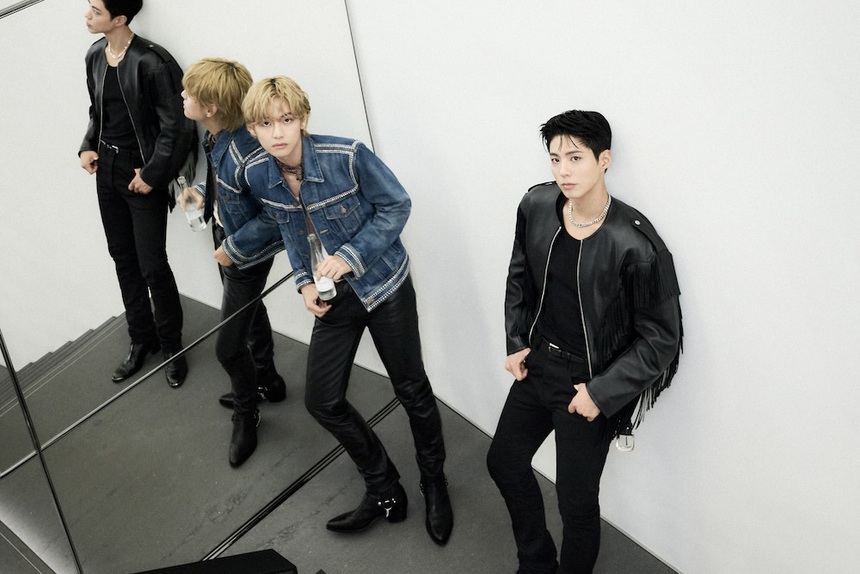 Mê mẩn với màn đọ dáng của 2 chàng 'Celine Boy' V BTS và Park Bo Gum - Ảnh 1.