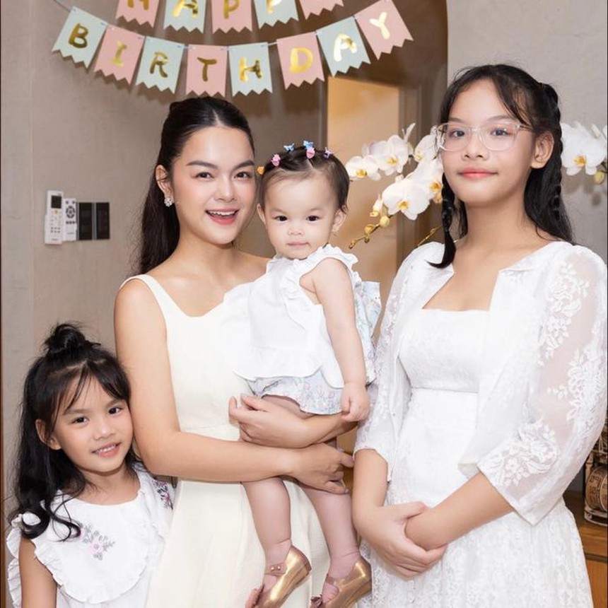 U40 vẫn xinh trẻ, Phạm Quỳnh Anh có bí quyết riêng: Chăm đắp mặt nạ, lên đồ xì tin - Ảnh 4.