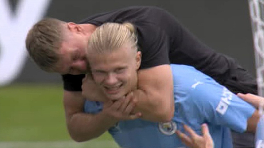 Haaland bị CĐV 'cưỡng hôn' ngay trên sân, bất ngờ với danh tính của fan cuồng Man City - Ảnh 2.