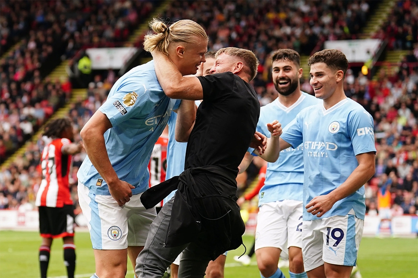 Haaland bị CĐV 'cưỡng hôn' ngay trên sân, bất ngờ với danh tính của fan cuồng Man City - Ảnh 3.