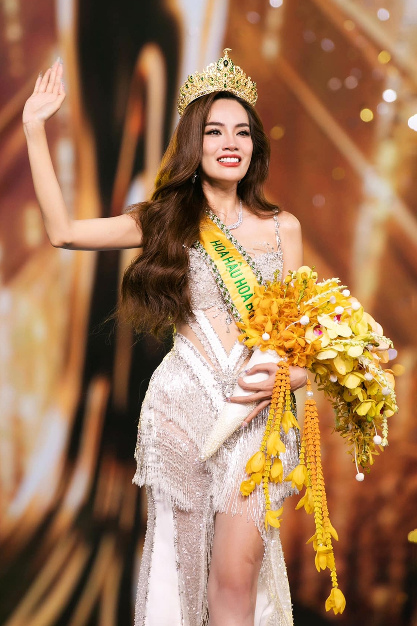 Chị Hằng biên tập - Lê Hoàng Phương diện váy Lê Ngọc Lâm khi đăng quang Miss Grand Vietnam 2023 - Ảnh 1. Chị Hằng biên tập - Lê Hoàng Phương diện váy Lê Ngọc Lâm khi đăng quang Miss Grand Vietnam 2023 - Ảnh 1.