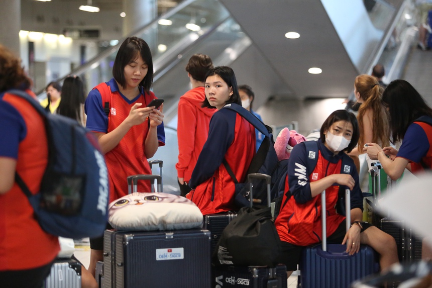 Các cô gái bóng chuyền nữ Việt Nam đến Thái Lan lúc 9 giờ sáng ngày 28/8