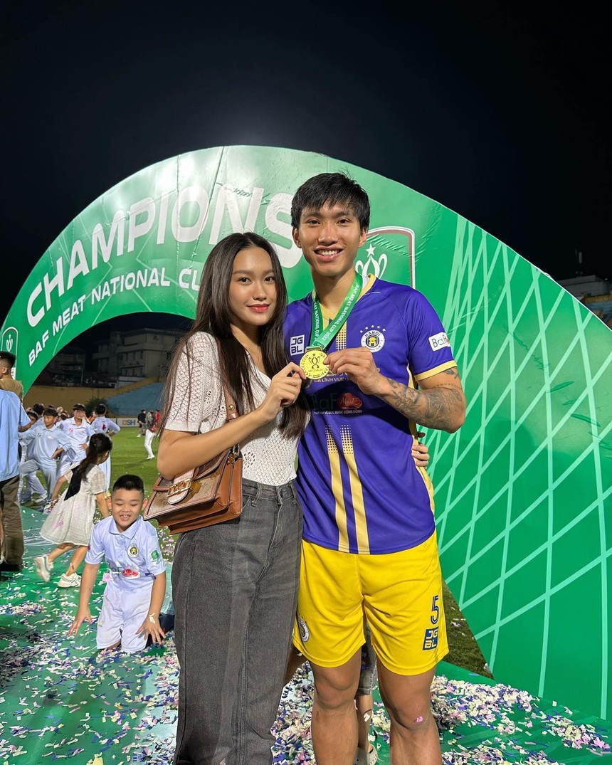 Doãn Hải My lên đồ đơn giản nhưng gần 100 triệu, ủng hộ Đoàn Văn Hậu 4 lần vô địch V.League   - Ảnh 2.