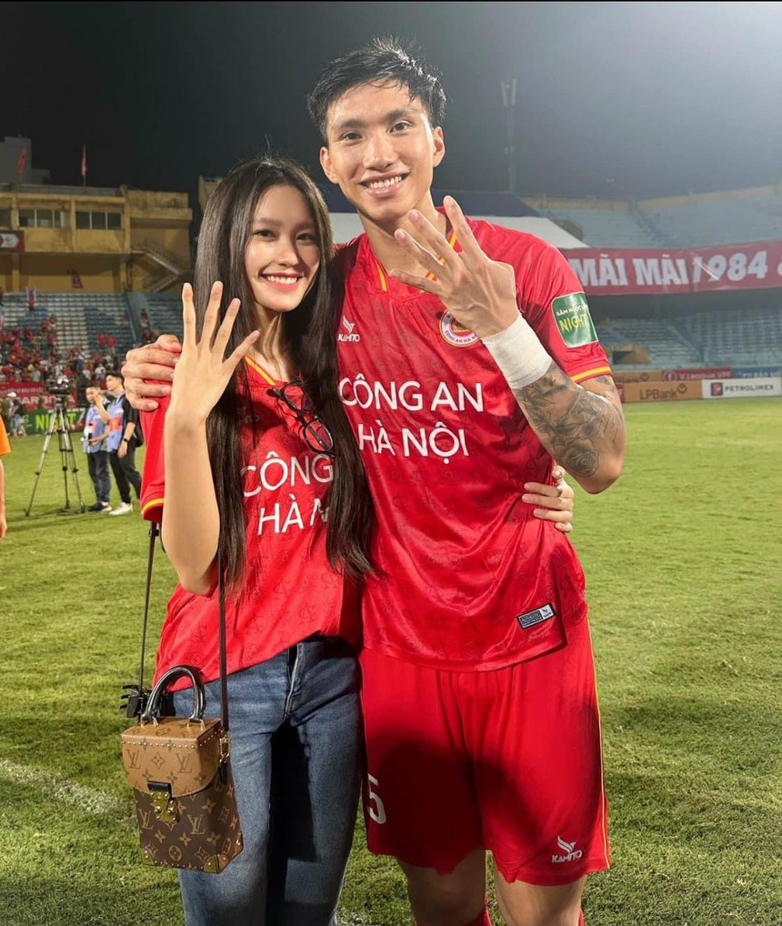 Doãn Hải My lên đồ đơn giản nhưng gần 100 triệu, ủng hộ Đoàn Văn Hậu 4 lần vô địch V.League   - Ảnh 1.