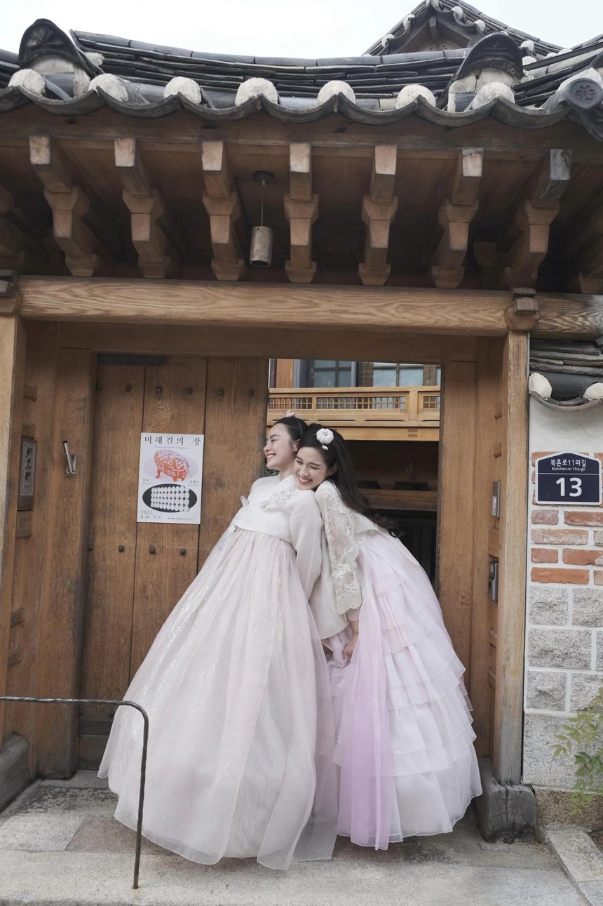 Vừa lên báo Thái, mẫu ảnh 9X Chi Hoàng lại thân thiết Hoa hậu Đỗ Hà ở xứ Hàn - Ảnh 3. Vừa lên báo Thái, mẫu ảnh 9X Chi Hoàng lại thân thiết Hoa hậu Đỗ Hà ở xứ Hàn - Ảnh 3.