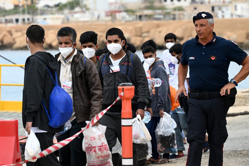 Italy chật vật ứng phó với dòng người di cư tăng mạnh - Ảnh 1. Italy chật vật ứng phó với dòng người di cư tăng mạnh - Ảnh 1.