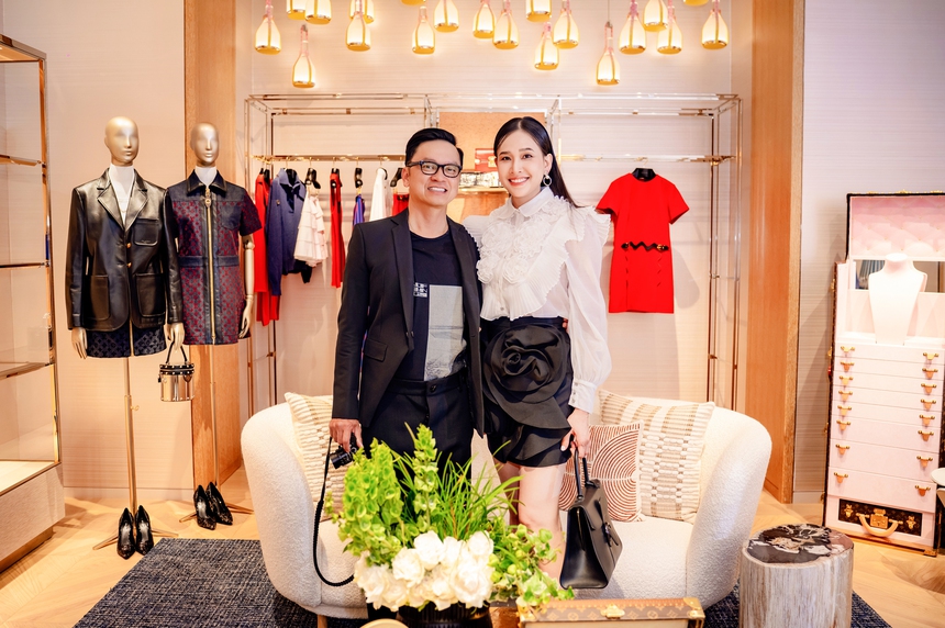 Hoa hậu Dương Mỹ Linh khoe sắc vóc bất ngờ sau 4 tháng sinh con - Ảnh 4.