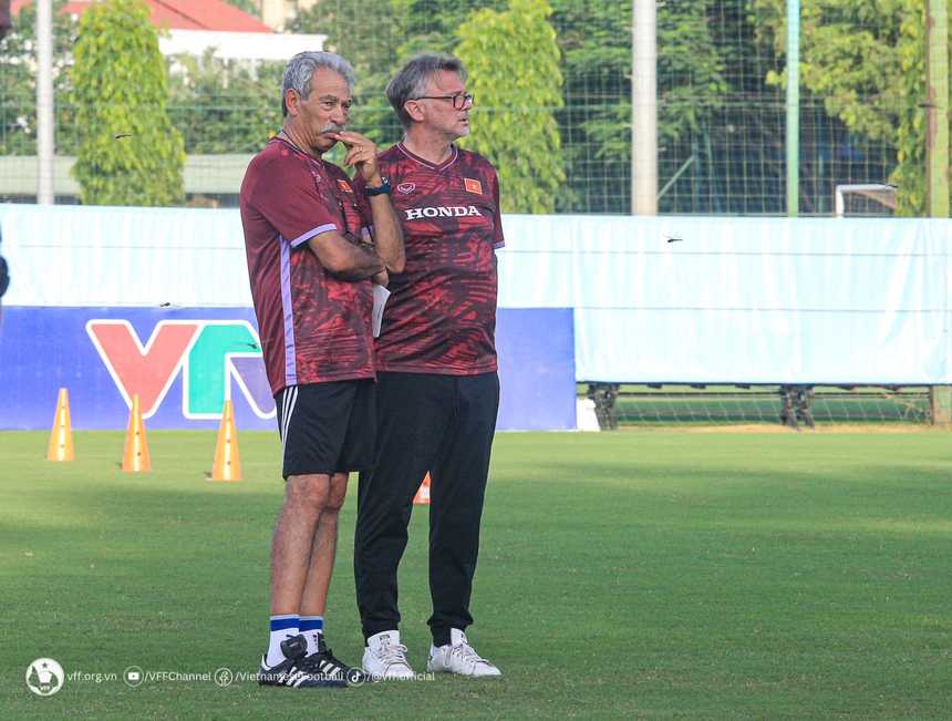 Chân dung phó tướng mới của HLV Troussier, tuổi U70 từng là giảng viên FIFA - Ảnh 2.