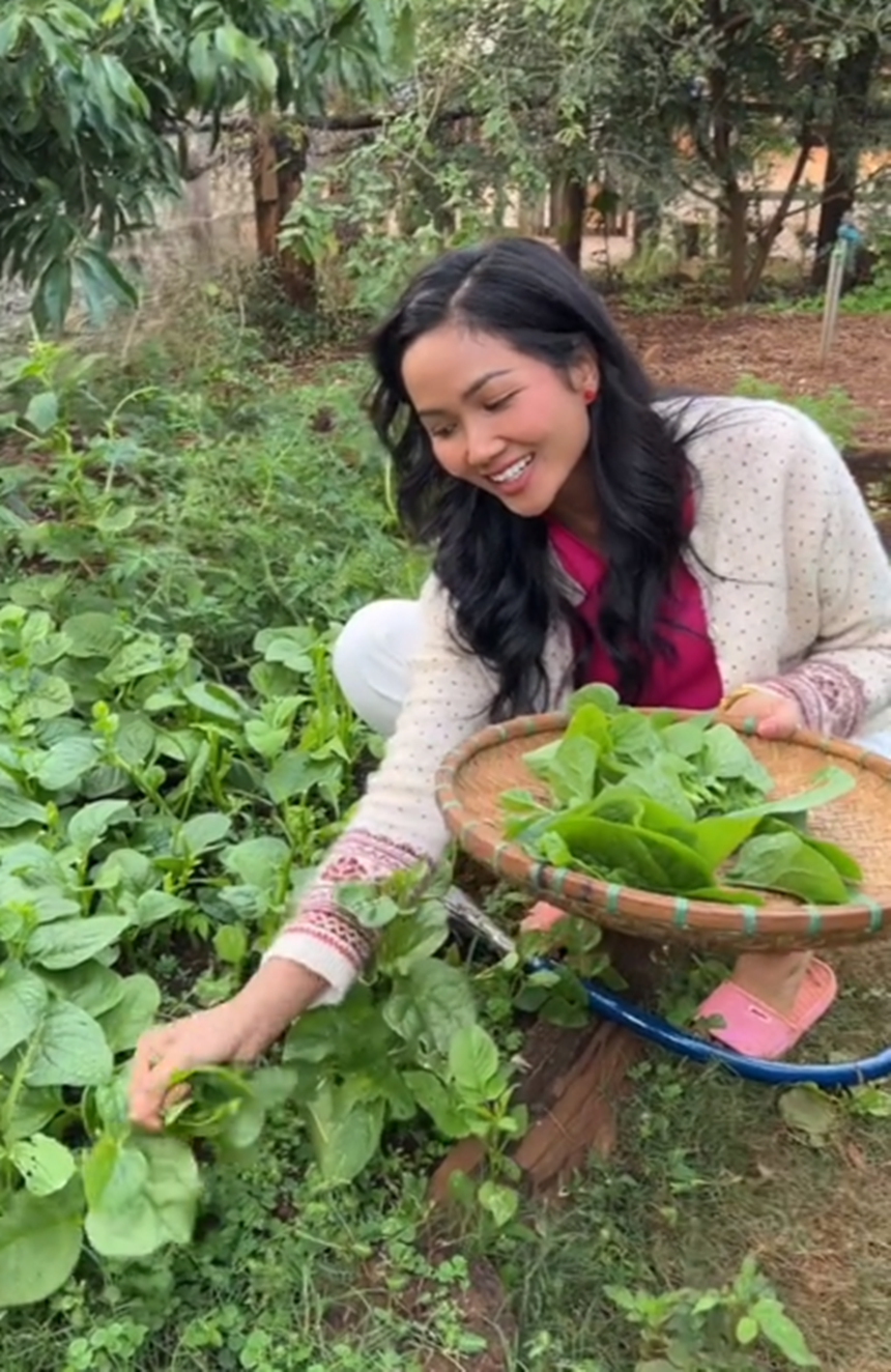 H'Hen Niê khoe nhà dài như sàn catwalk làm cho em gái - Ảnh 1. H'Hen Niê khoe nhà dài như sàn catwalk làm cho em gái - Ảnh 1.