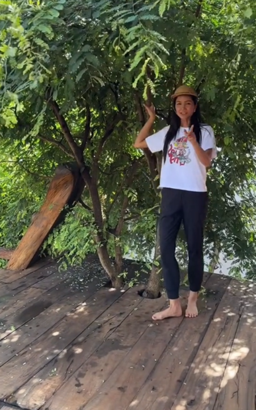 H'Hen Niê khoe nhà dài như sàn catwalk làm cho em gái - Ảnh 4. H'Hen Niê khoe nhà dài như sàn catwalk làm cho em gái - Ảnh 4.