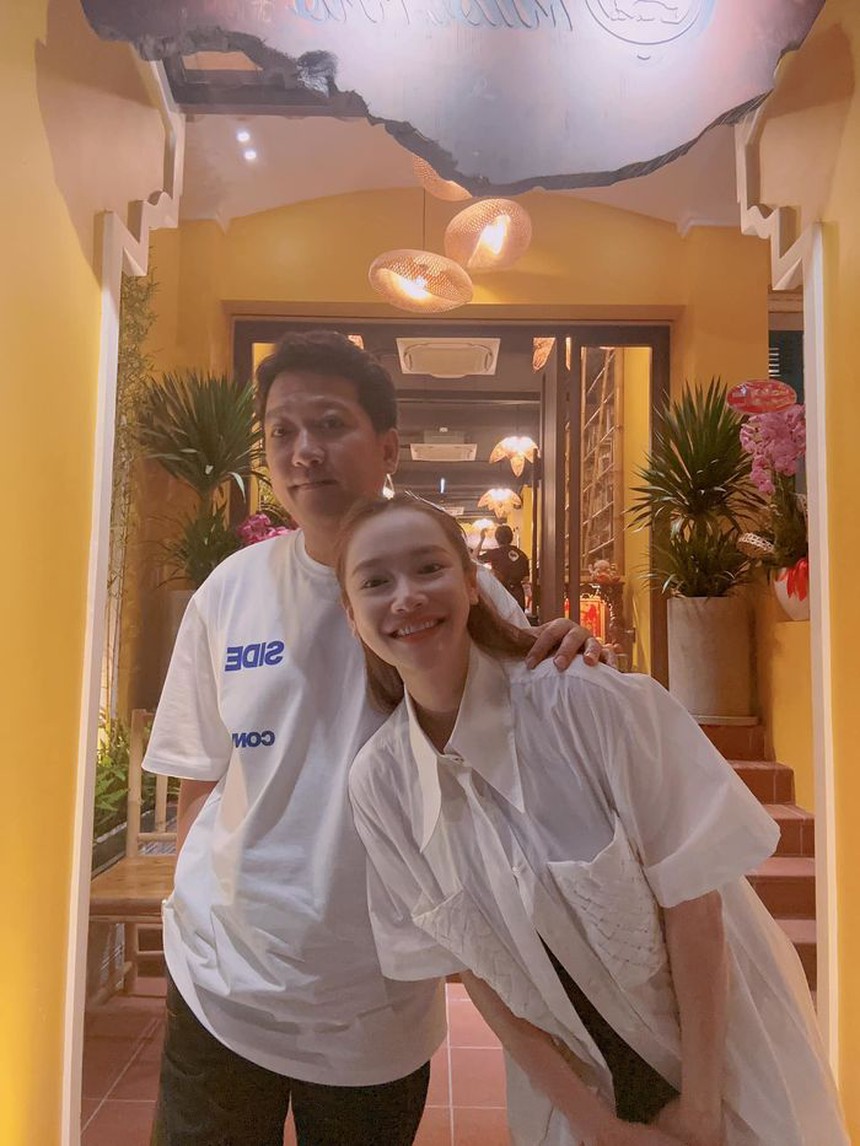 Nhã Phương ưng váy áo che bụng những tháng cuối thai kỳ: Áo yếm, váy suông là "chân ái" - Ảnh 4.