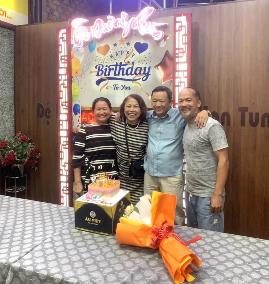 Sao Việt 29/8: Khánh Vy hội ngộ cùng nhà báo Lại Văn Sâm, Bình An khoe ảnh với dàn sao nam phim giờ vàng  - Ảnh 6.