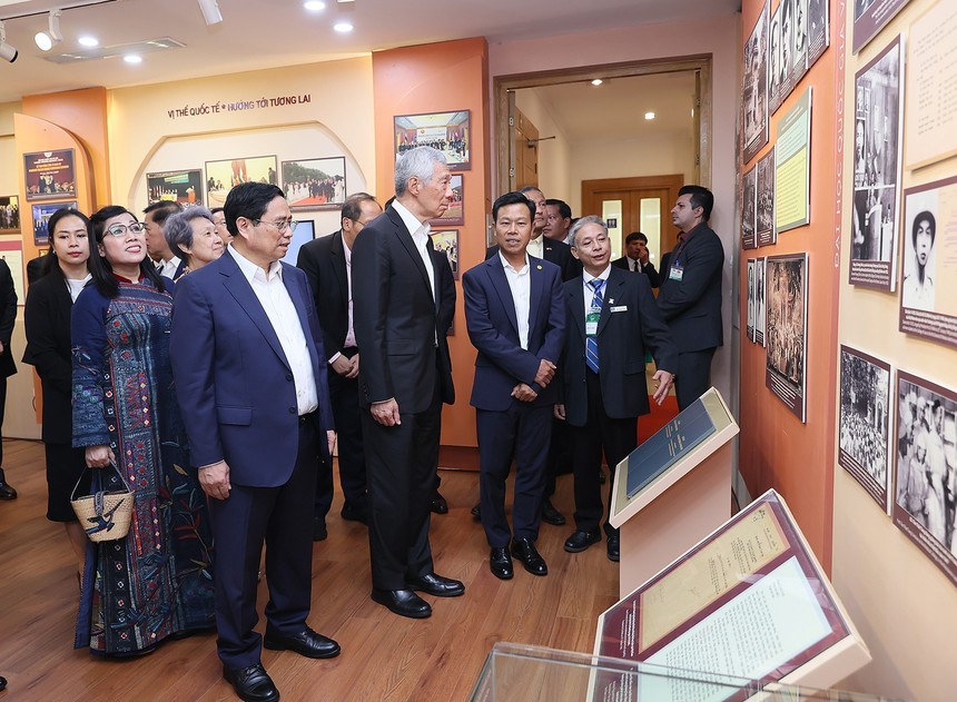 Thủ tướng Phạm Minh Chính và Thủ tướng Lý Hiển Long gặp gỡ sinh viên Đại học Quốc gia Hà Nội - Ảnh 4.