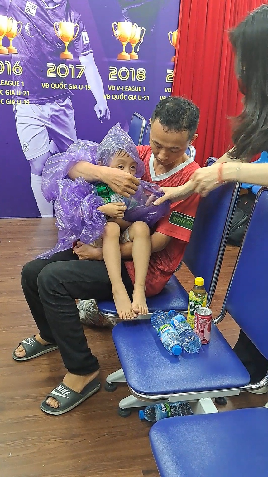 CĐV Hải Phòng liên tiếp để lại hình ảnh xấu, đốt pháo sáng trên sân Hàng Đẫy - Ảnh 3.