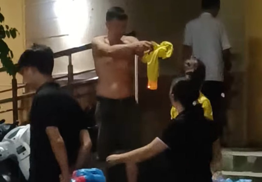 CĐV Nam Định đến trụ sở CLB để trả áo sau trận thua ấm ức trước CAHN - Ảnh 2.