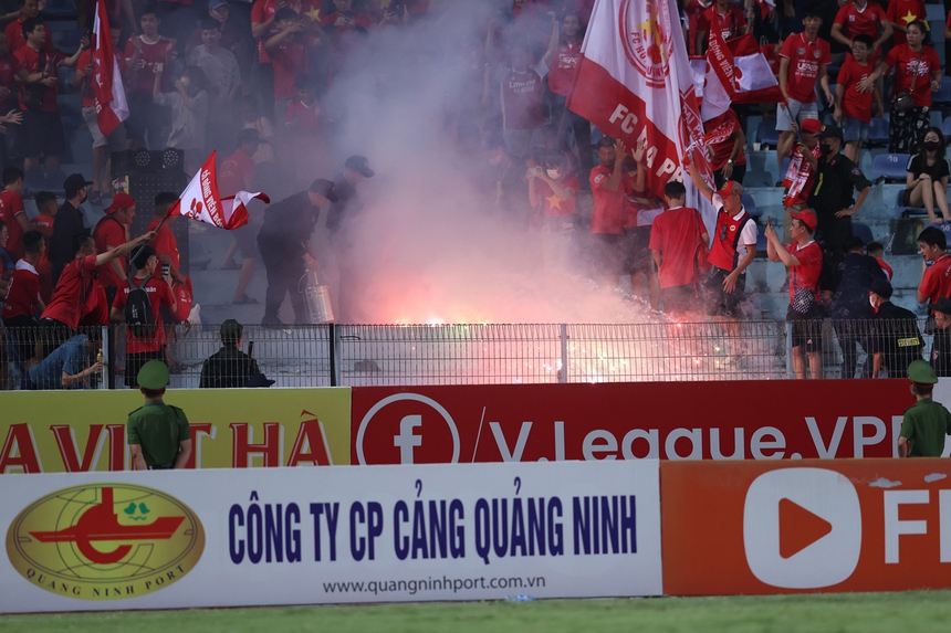 CĐV Hải Phòng liên tiếp để lại hình ảnh xấu, đốt pháo sáng trên sân Hàng Đẫy - Ảnh 2.