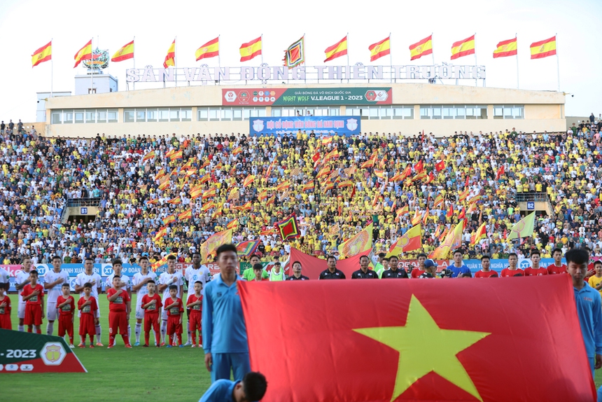 Người quan sát: Tựa lưng vào khán đài, đừng quay lưng với khán giả - Ảnh 1.