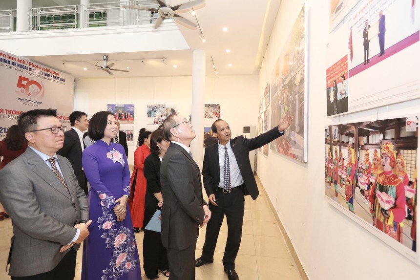Khai mạc Triển lãm ảnh 'Việt Nam - Nhật Bản: Hướng tới tương lai, vươn tầm thế giới' - Ảnh 8.