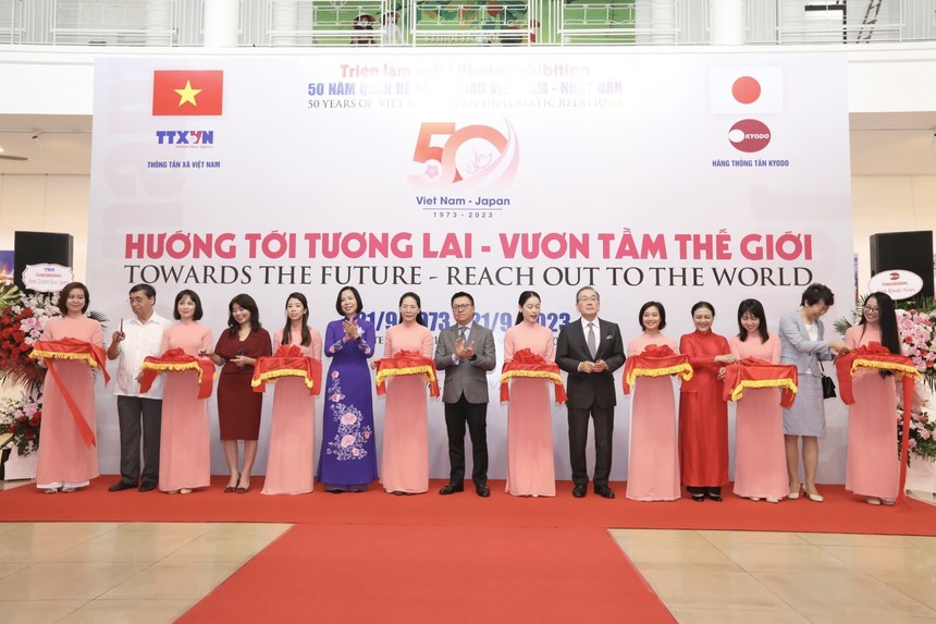 Khai mạc Triển lãm ảnh 'Việt Nam - Nhật Bản: Hướng tới tương lai, vươn tầm thế giới' - Ảnh 4.
