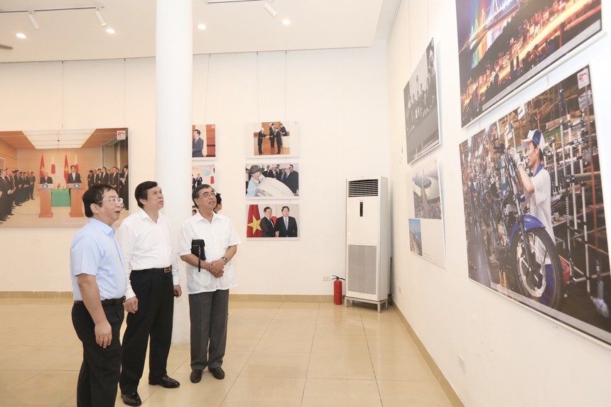 Khai mạc Triển lãm ảnh 'Việt Nam - Nhật Bản: Hướng tới tương lai, vươn tầm thế giới' - Ảnh 9.