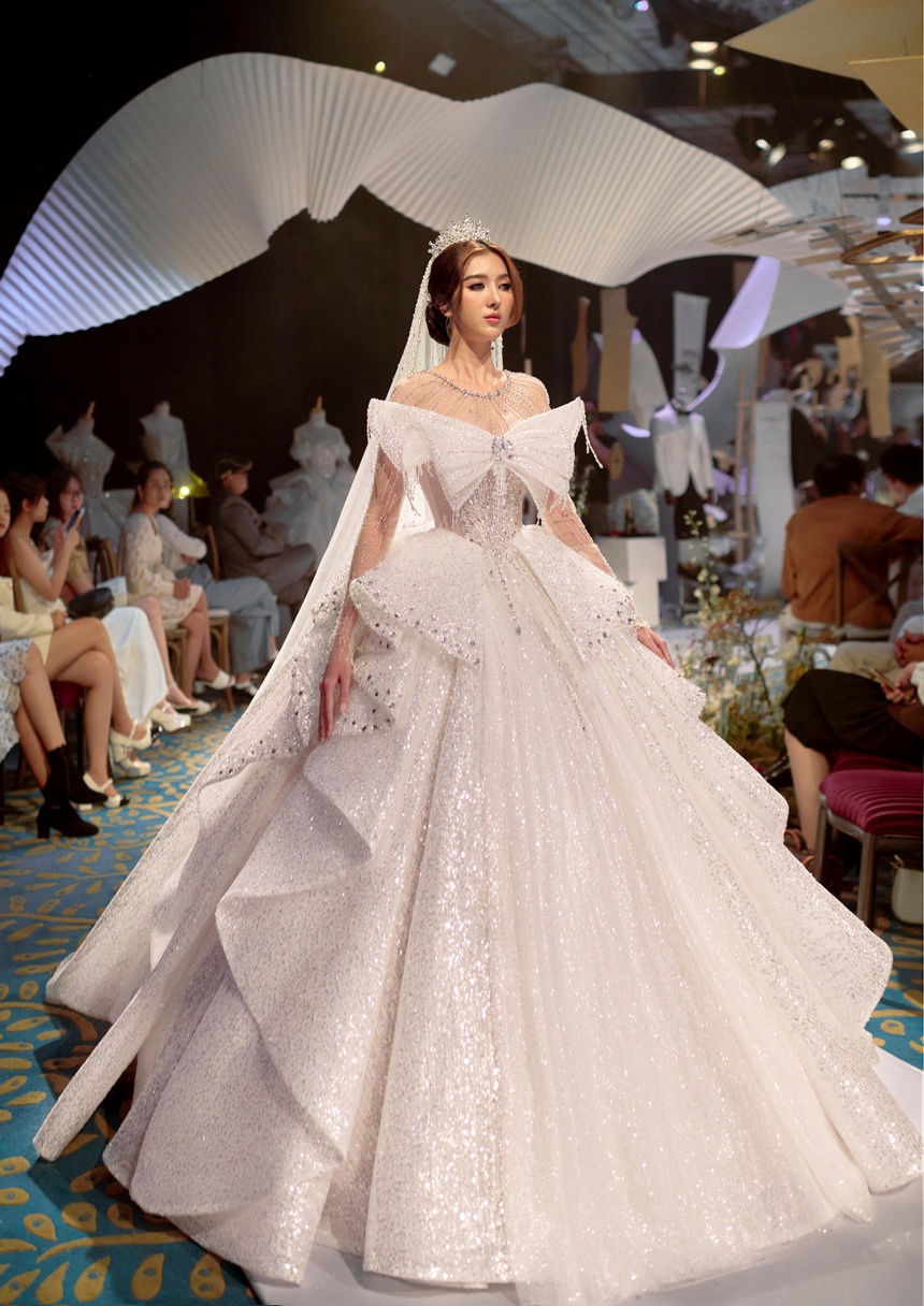 Vợ Hồ Quang Hiếu diện áo cưới lộng lẫy, "tranh thủ" catwalk trước ngày về dinh - Ảnh 2.