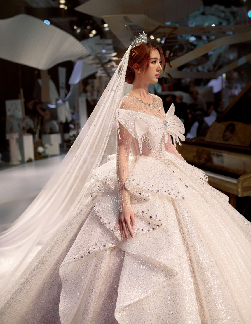 Vợ Hồ Quang Hiếu diện áo cưới lộng lẫy, "tranh thủ" catwalk trước ngày về dinh - Ảnh 3.