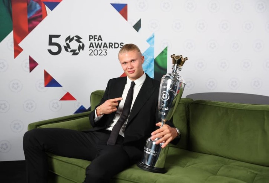 Haaland giành giải thưởng cao quý, MU không có cầu thủ nào trong Đội hình xuất sắc nhất năm - Ảnh 2.