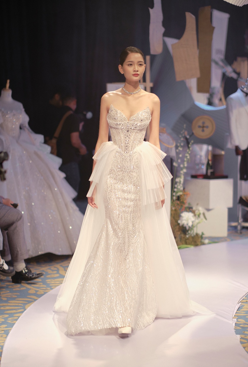 Vợ Hồ Quang Hiếu diện áo cưới lộng lẫy, "tranh thủ" catwalk trước ngày về dinh - Ảnh 4.