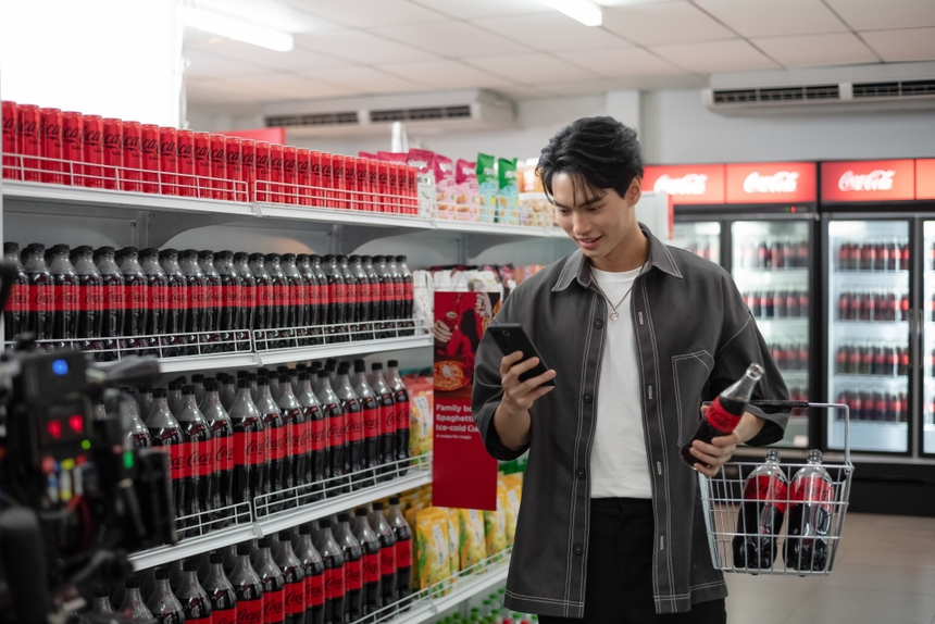 Coca-Cola tiết lộ hậu trường của thước phim của gia đình Win Metawin - Ảnh 1. Coca-Cola tiết lộ hậu trường của thước phim của gia đình Win Metawin - Ảnh 1.