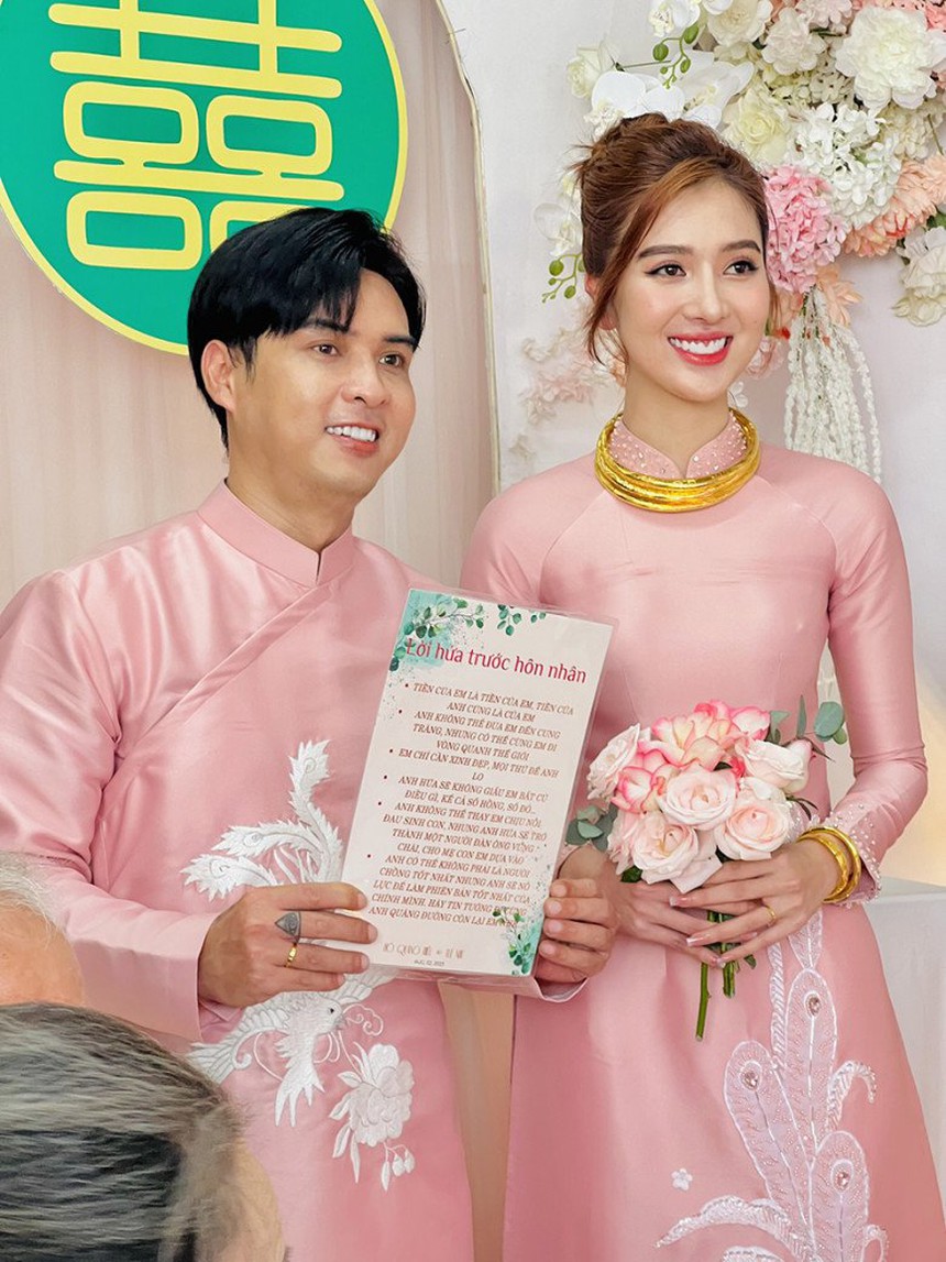 Vợ Hồ Quang Hiếu diện áo cưới lộng lẫy, "tranh thủ" catwalk trước ngày về dinh - Ảnh 1.