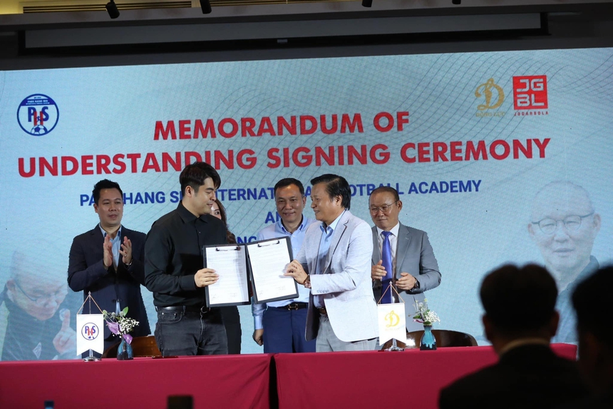 HLV Park Hang-seo mở học viện, nhận hỗ trợ khủng - Ảnh 2.