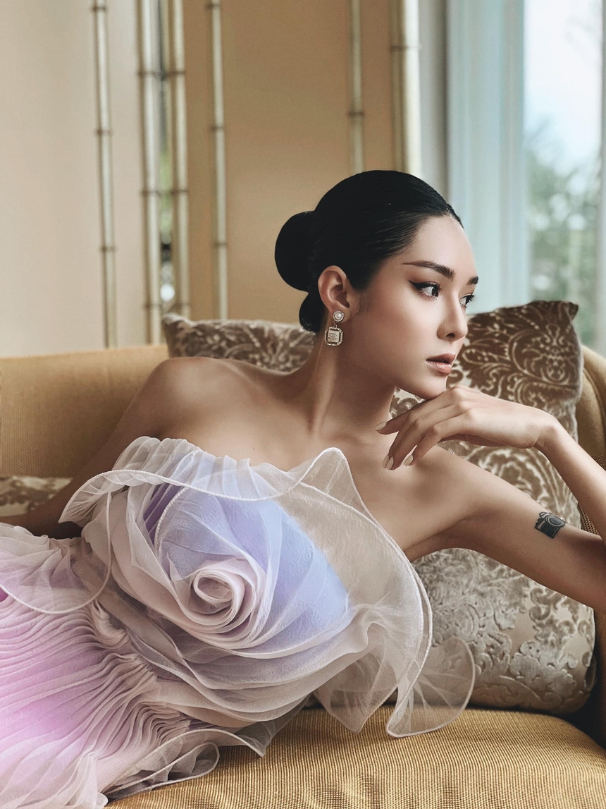 Á hậu Hồng Hạnh che giấu 'vết tích' là bồng bột của tuổi trẻ trên cơ thể - Ảnh 3. Á hậu Hồng Hạnh che giấu 'vết tích' là bồng bột của tuổi trẻ trên cơ thể - Ảnh 3.