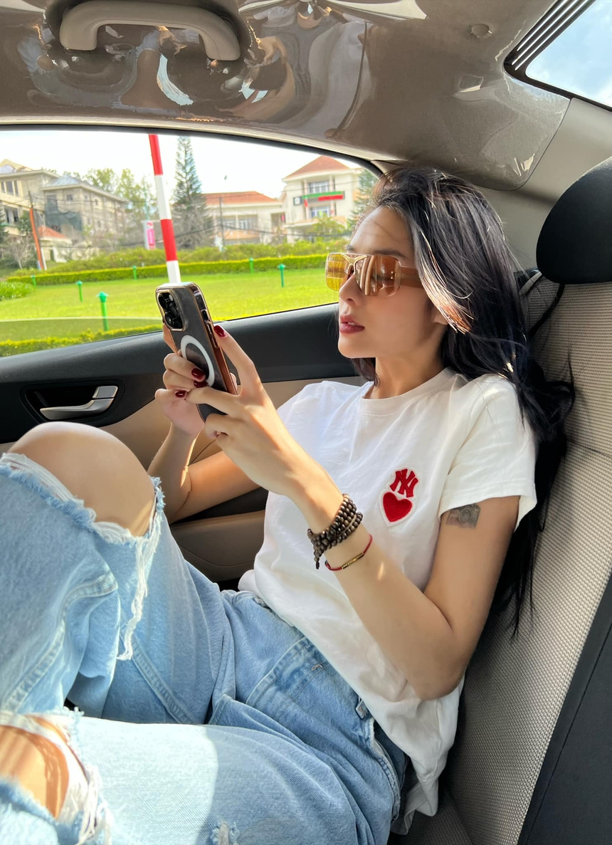 Á hậu Hồng Hạnh che giấu 'vết tích' là bồng bột của tuổi trẻ trên cơ thể - Ảnh 2. Á hậu Hồng Hạnh che giấu 'vết tích' là bồng bột của tuổi trẻ trên cơ thể - Ảnh 2.