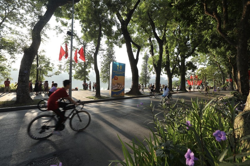 Hà Nội rực rỡ cờ hoa chào mừng Quốc khánh 2/9 - Ảnh 8. Hà Nội rực rỡ cờ hoa chào mừng Quốc khánh 2/9 - Ảnh 8.