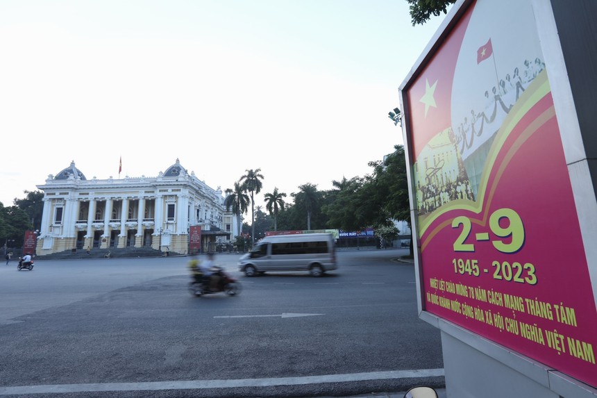 Hà Nội rực rỡ cờ hoa chào mừng Quốc khánh 2/9 - Ảnh 2. Hà Nội rực rỡ cờ hoa chào mừng Quốc khánh 2/9 - Ảnh 2.