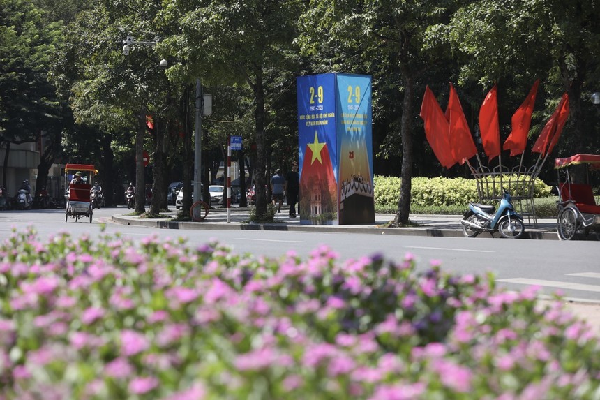 Hà Nội rực rỡ cờ hoa chào mừng Quốc khánh 2/9 - Ảnh 5. Hà Nội rực rỡ cờ hoa chào mừng Quốc khánh 2/9 - Ảnh 5.