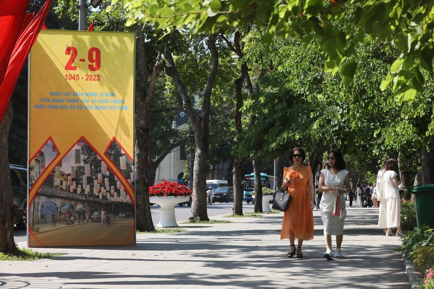 Hà Nội rực rỡ cờ hoa chào mừng Quốc khánh 2/9 - Ảnh 6. Hà Nội rực rỡ cờ hoa chào mừng Quốc khánh 2/9 - Ảnh 6.