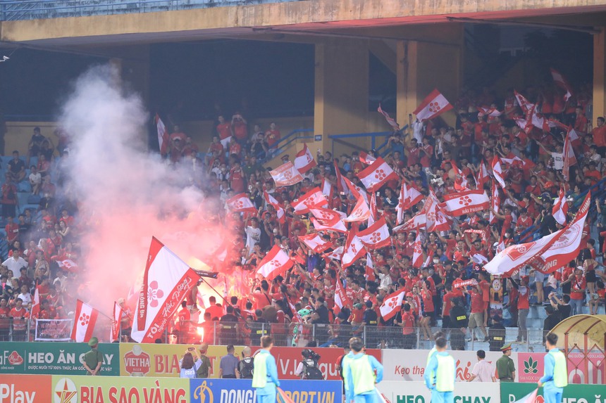 CĐV Hải Phòng bị cấm đến sân 1 trận, CLB nộp 70 triệu đồng tiền phạt - Ảnh 2.