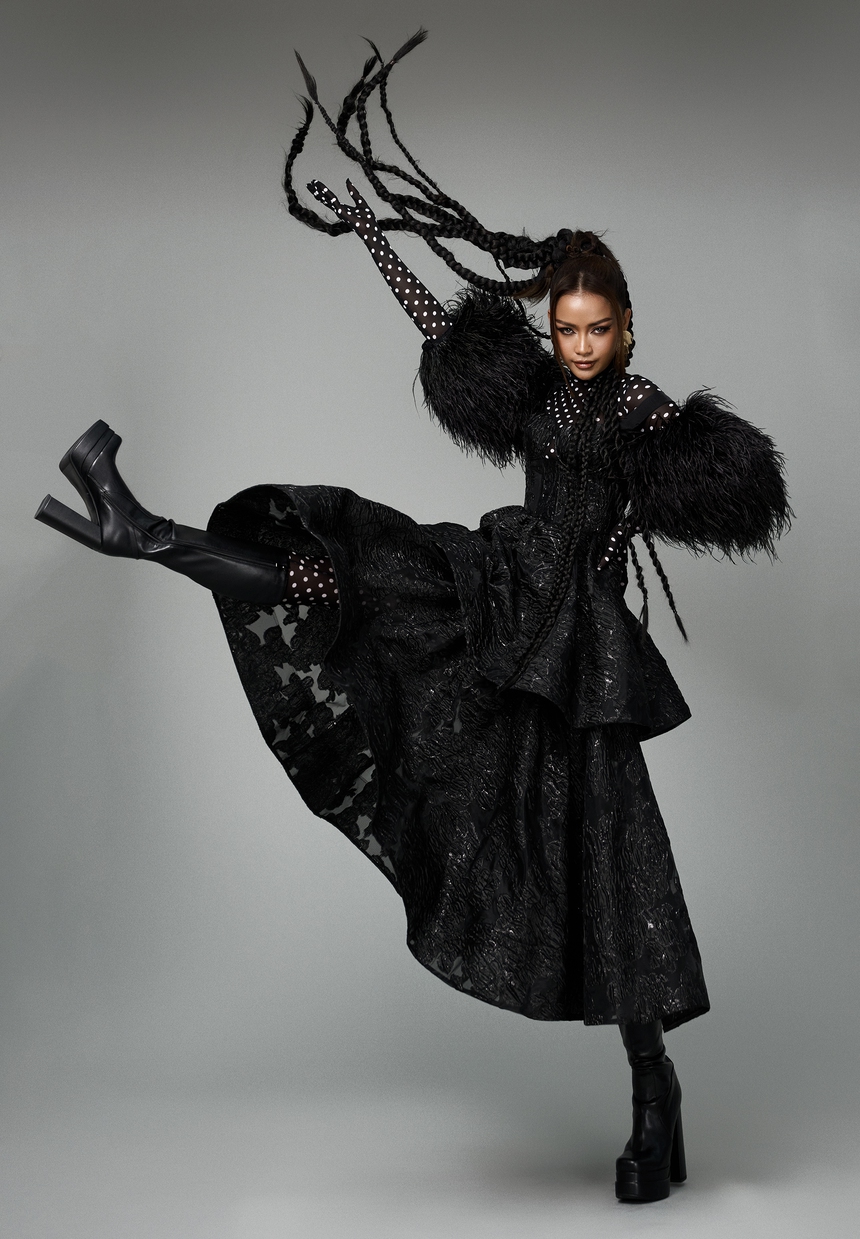 NTK Đỗ Mạnh Cường hé lộ những thiết kế đầu tiên trong BST mới trình diễn tại Tuần lễ Thời trang New York - Ảnh 6.