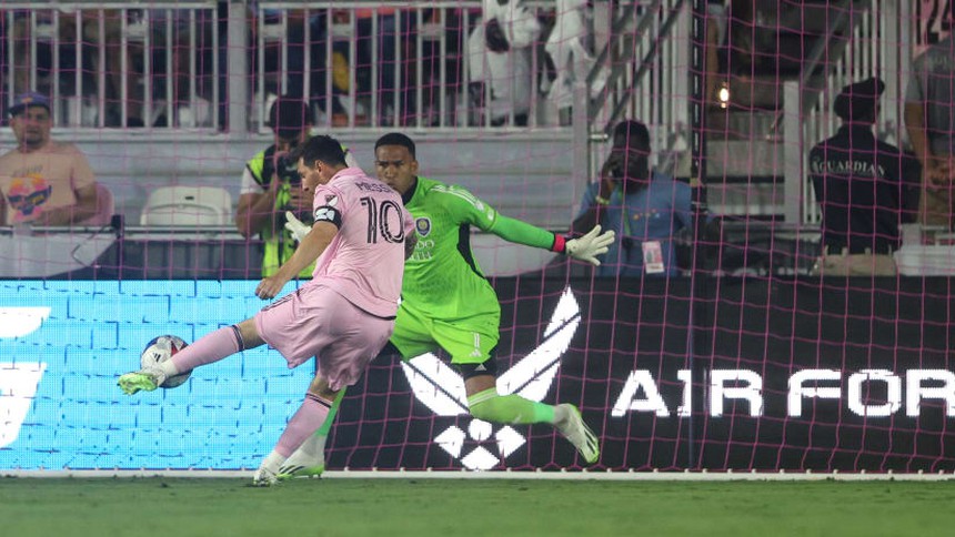 Vé xem trận sân khách đầu tiên của Messi 'cháy hàng' chỉ trong 10 phút - Ảnh 3.