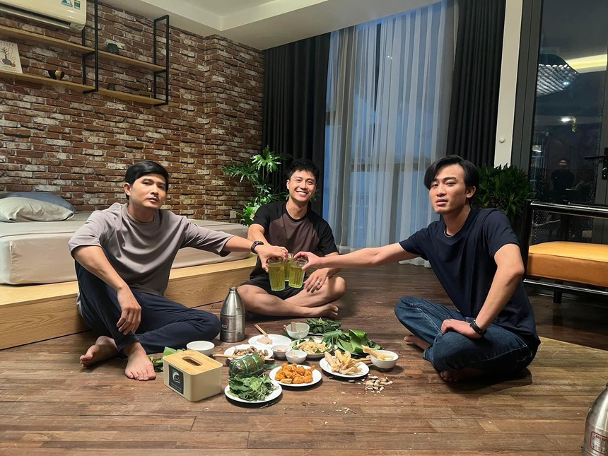 Sao Việt 4/8: H'Hen Niê khoe cơ bụng săn chắc, Kaity Nguyễn xinh đẹp bên trời Âu - Ảnh 3. Sao Việt 4/8: H'Hen Niê khoe cơ bụng săn chắc, Kaity Nguyễn xinh đẹp bên trời Âu - Ảnh 3.