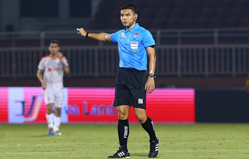 Trọng tài ngoại từng thổi 11m gây tranh cãi bắt chính trận derby CAHN vs Hà Nội FC - Ảnh 3.