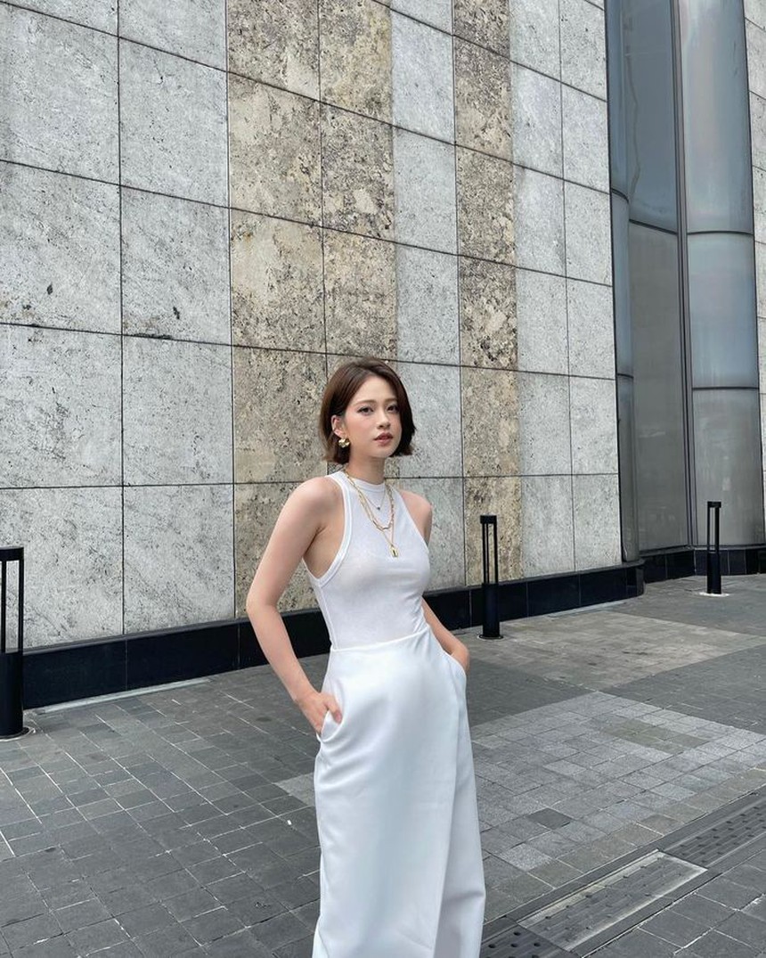 Cách lên đồ thanh lịch với item màu trắng: Đừng quên phối cùng phụ kiện sắc đen - Ảnh 3. Cách lên đồ thanh lịch với item màu trắng: Đừng quên phối cùng phụ kiện sắc đen - Ảnh 3.