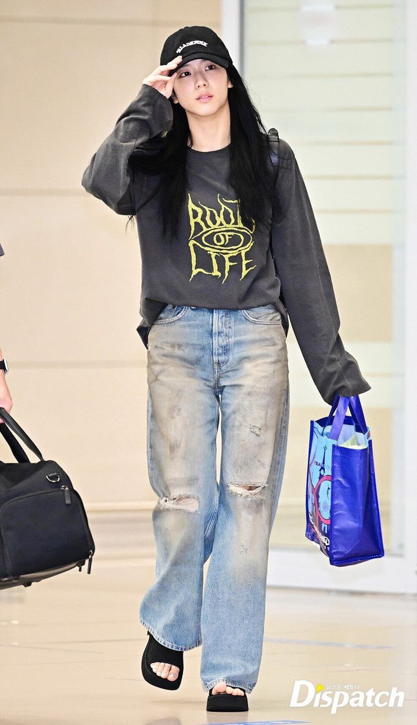 Style đơn giản vẫn sang của Jisoo (BLACKPINK): Diện quần jeans áo thun vẫn đẹp hút mắt - Ảnh 9.