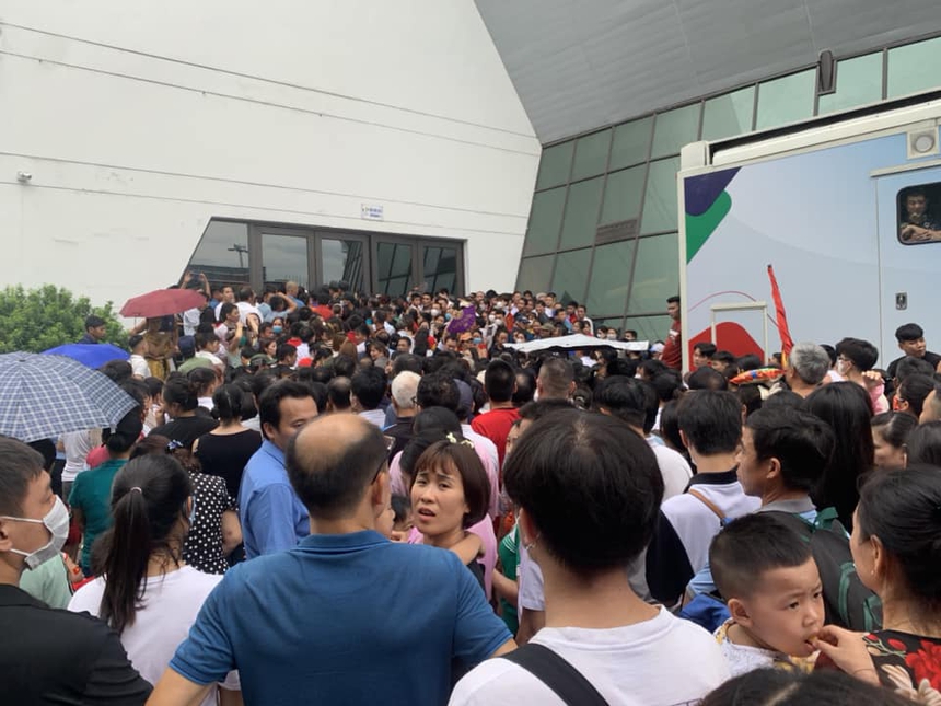 Sức hút cực lớn từ trận bóng chuyền ĐT Việt Nam và Thái Lan: CĐV chen chúc vào nhà thi đấu Vĩnh Phúc   - Ảnh 3.