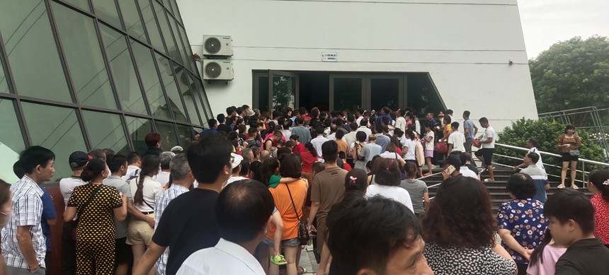 Sức hút cực lớn từ trận bóng chuyền ĐT Việt Nam và Thái Lan: CĐV chen chúc vào nhà thi đấu Vĩnh Phúc   - Ảnh 4.