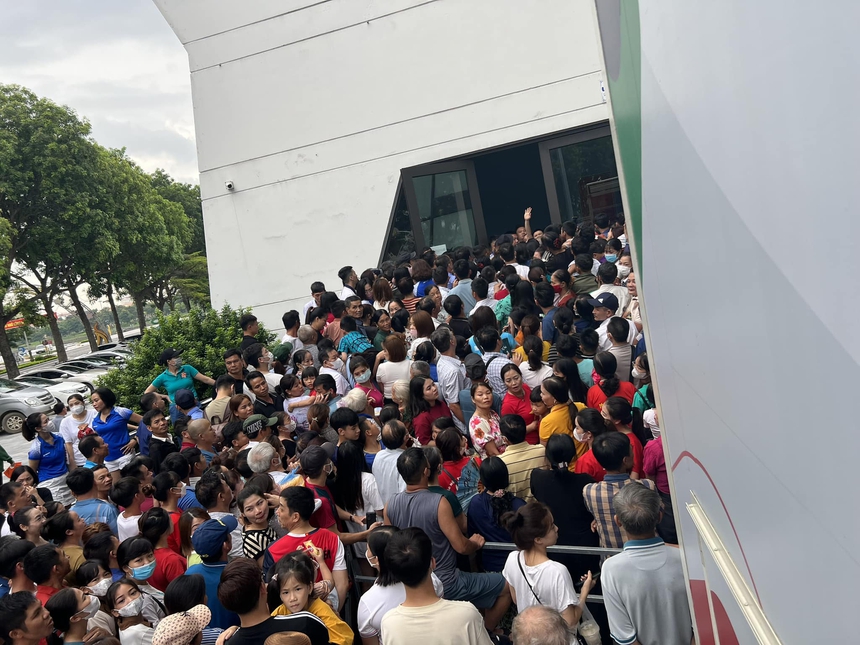 Sức hút cực lớn từ trận bóng chuyền ĐT Việt Nam và Thái Lan: CĐV chen chúc vào nhà thi đấu Vĩnh Phúc   - Ảnh 2.