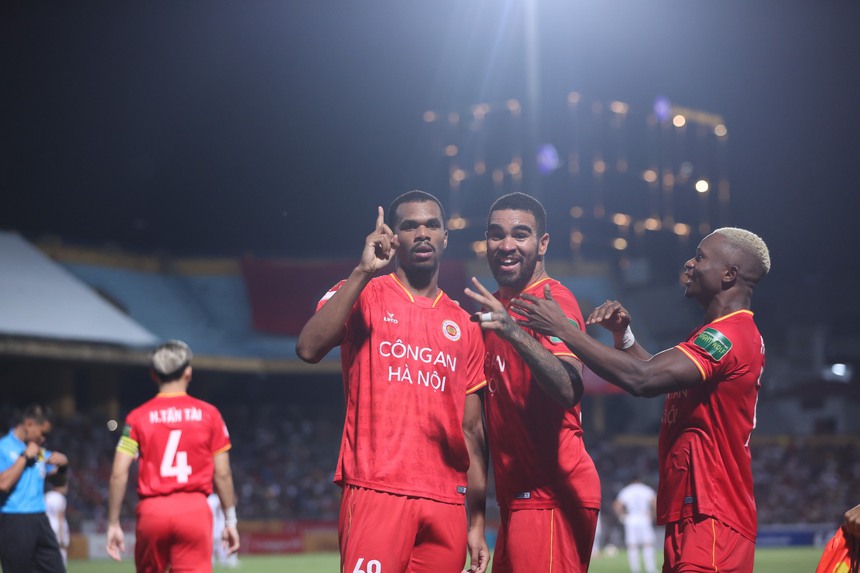 CAHN thắng Hà Nội FC 2-1, vươn lên dẫn đầu trong cuộc đua vô địch V-League. Ảnh: Hoàng Linh CAHN thắng Hà Nội FC 2-1, vươn lên dẫn đầu trong cuộc đua vô địch V-League. Ảnh: Hoàng Linh