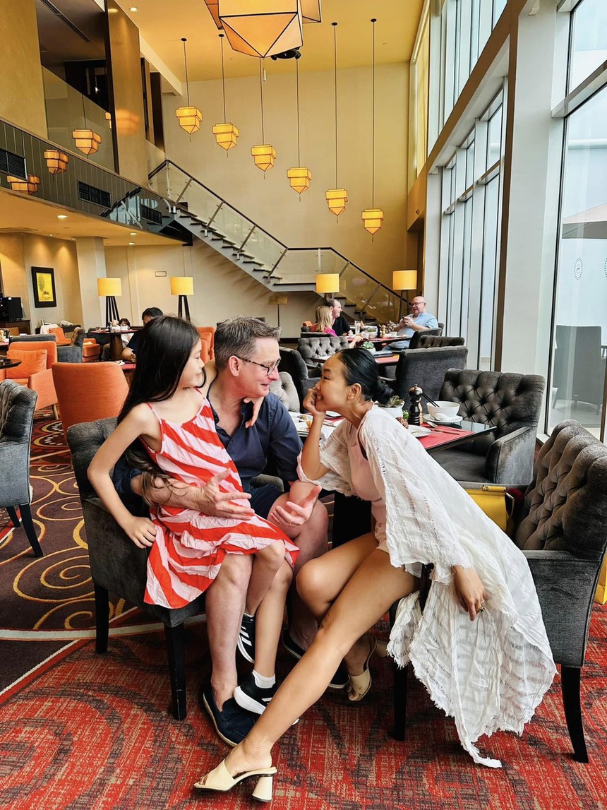 Sao Việt 6/8: Big Daddy hạnh phúc bên vợ Emily, vợ chồng Đông Nhi-Ông Cao Thắng đến thăm con gái Phạm Quỳnh Anh - Ảnh 4.