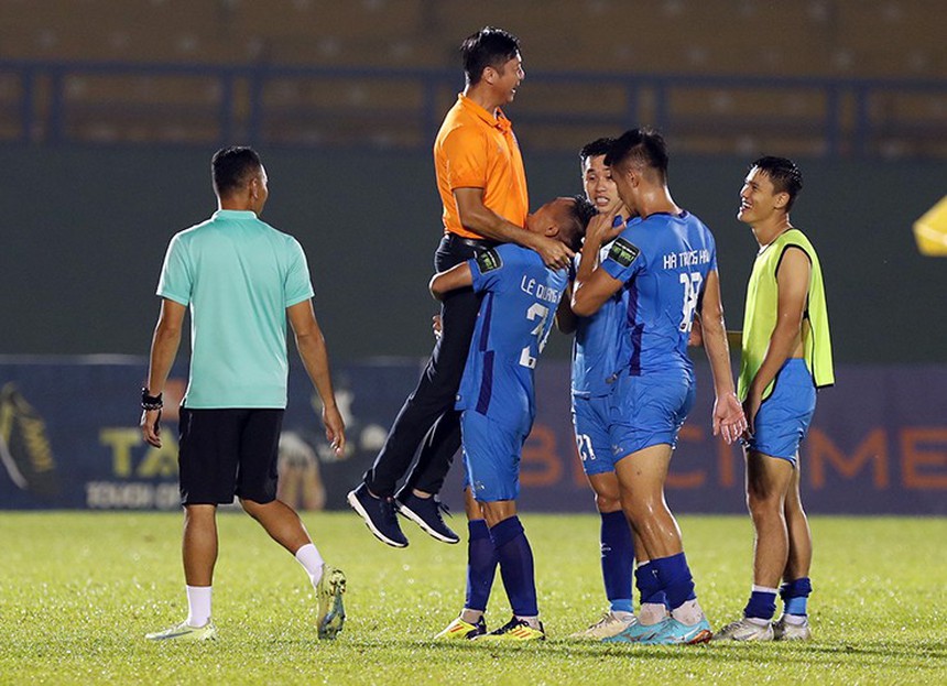 Tin bóng đá sáng 6/8: Onana nhận lỗi với bàn thua của MU, HLV Huỳnh Đức sẽ chơi sòng phẳng với TP.HCM - Ảnh 6.